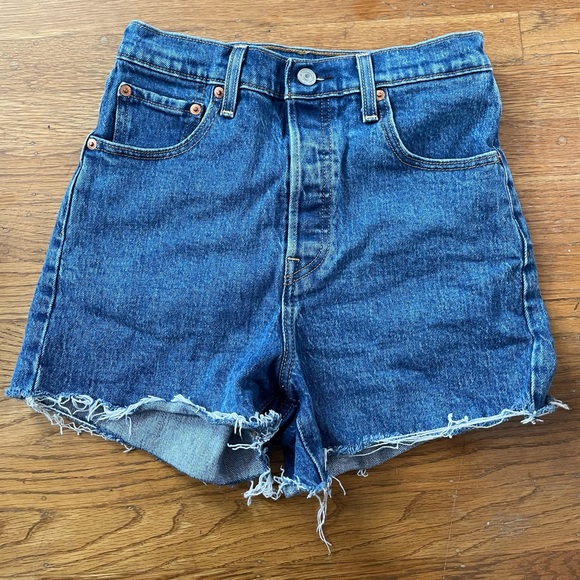 Levi’s premium ribcage denim shorts - Picture 4 of 8